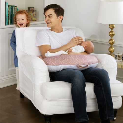 Papa allaitant son bébé dans son coussin d'allaitement Babykare.fr