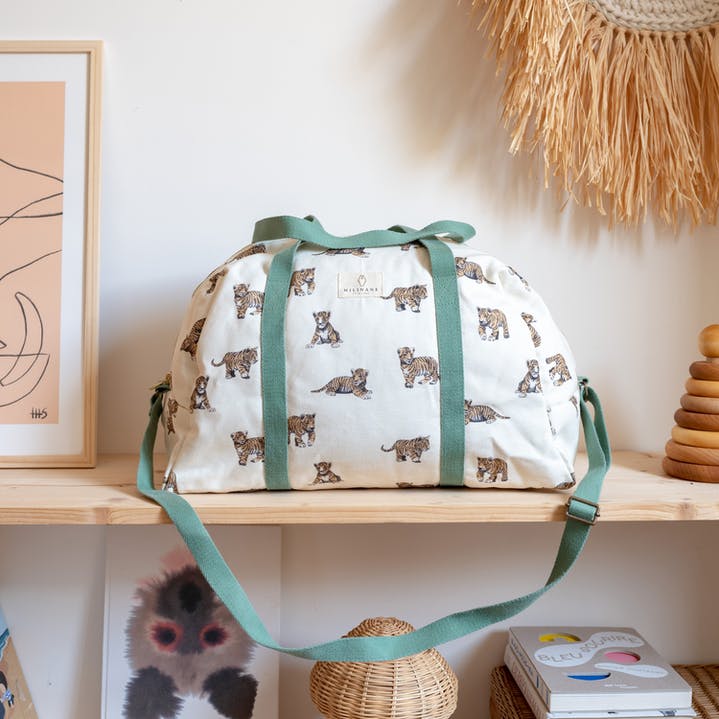 Photo d'un sac à langer pour porter les affaires de bébé pendant les sorties