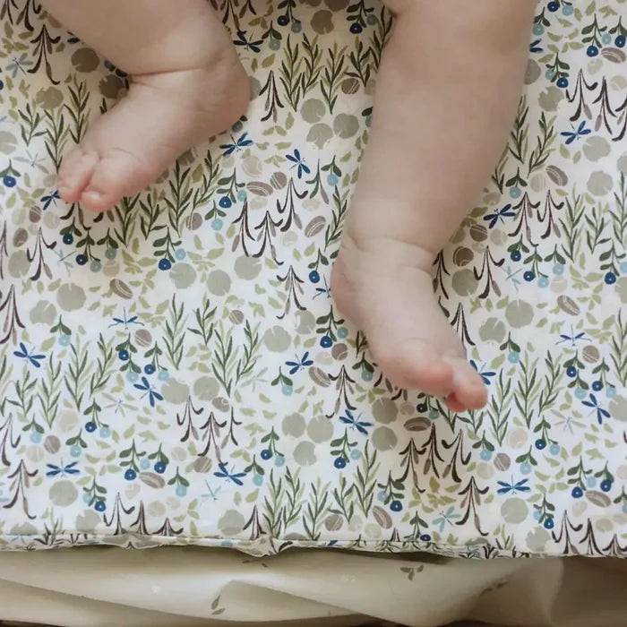 Jambes de bébé positionnées sur un matelas à langer | Babykare.fr