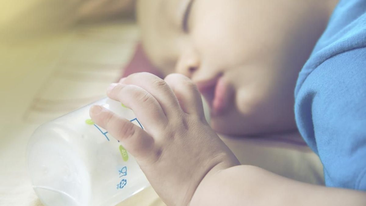 Image d'un enfant se couchant avec son biberon le soir Babykare.fr