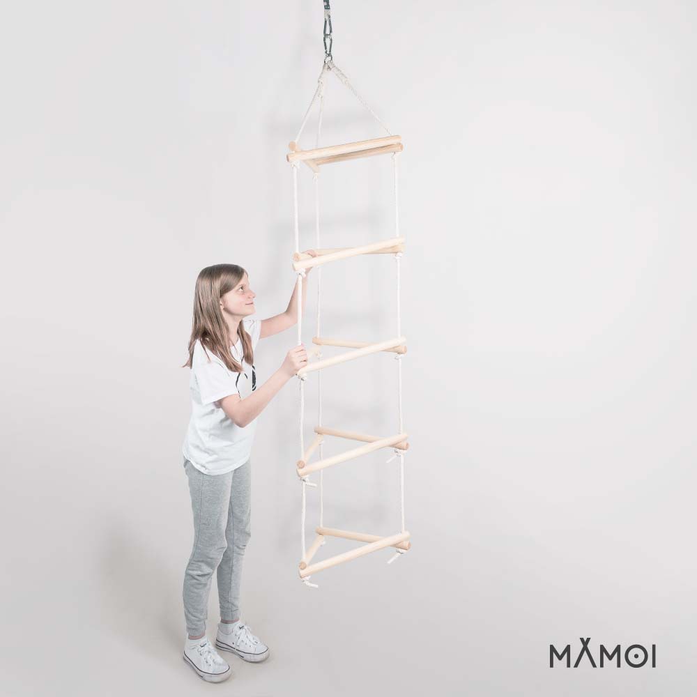 Échelle suspendue triangulaire MAMOI en bois naturel & corde coton – 3+ ans, jusqu’à 50 kg
