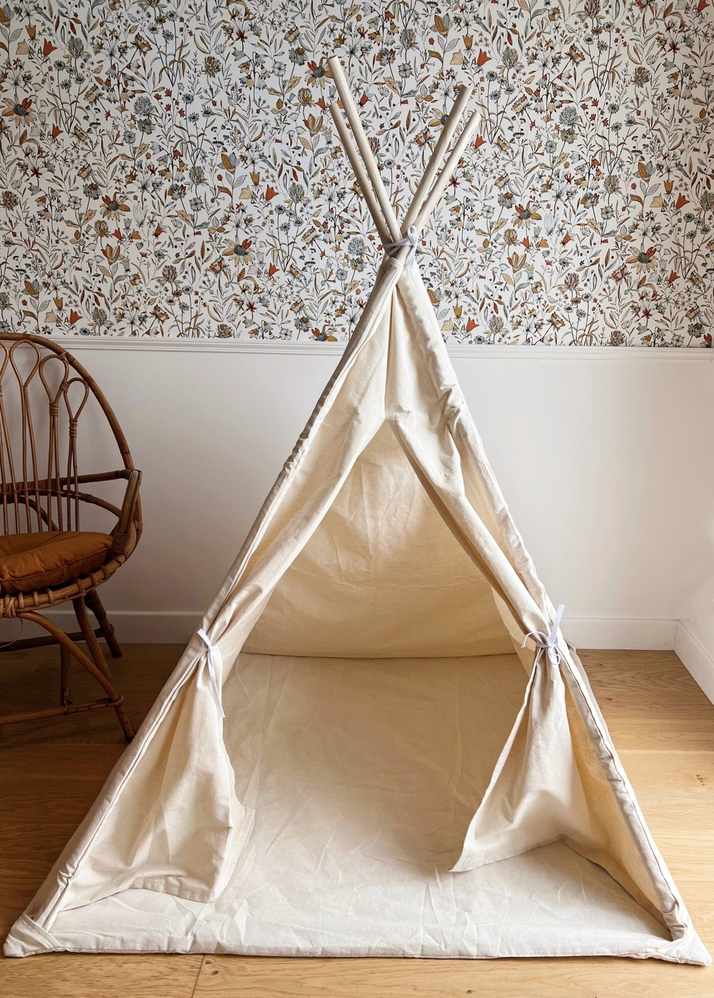 Tipi enfant avec tapis avec guirlandes
