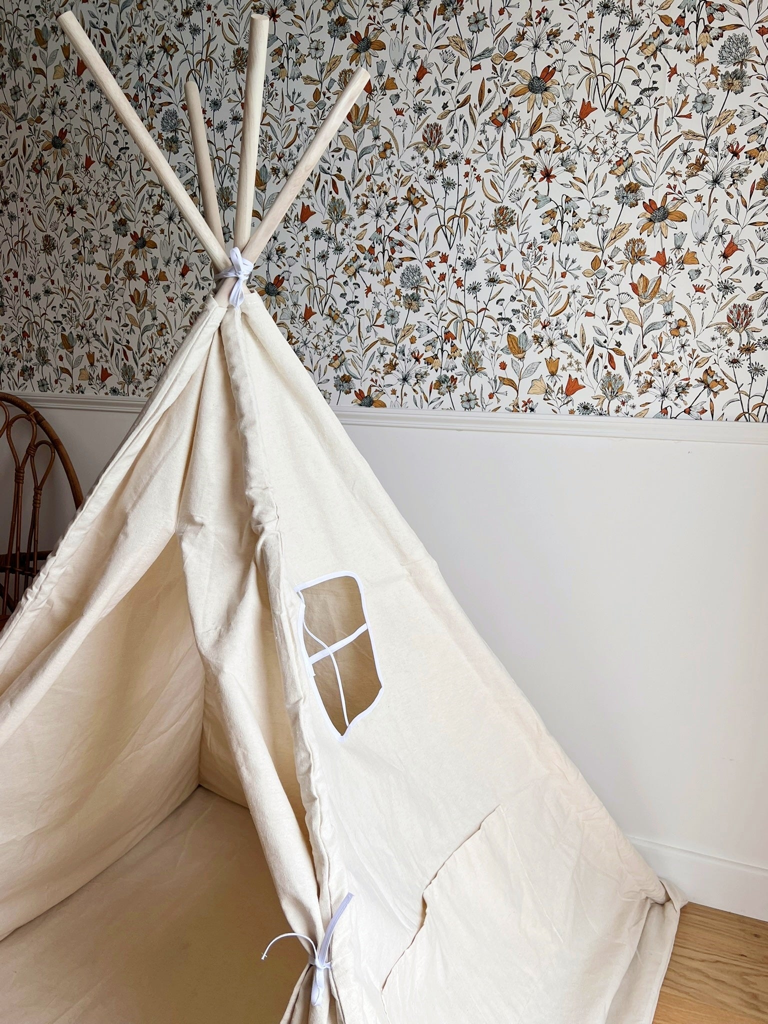 Tipi enfant avec tapis avec guirlandes