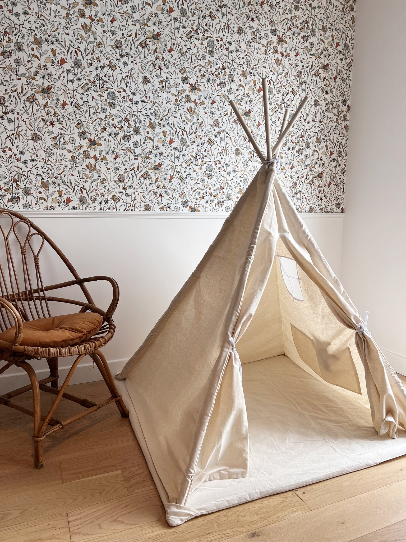 Tipi enfant avec tapis avec guirlandes
