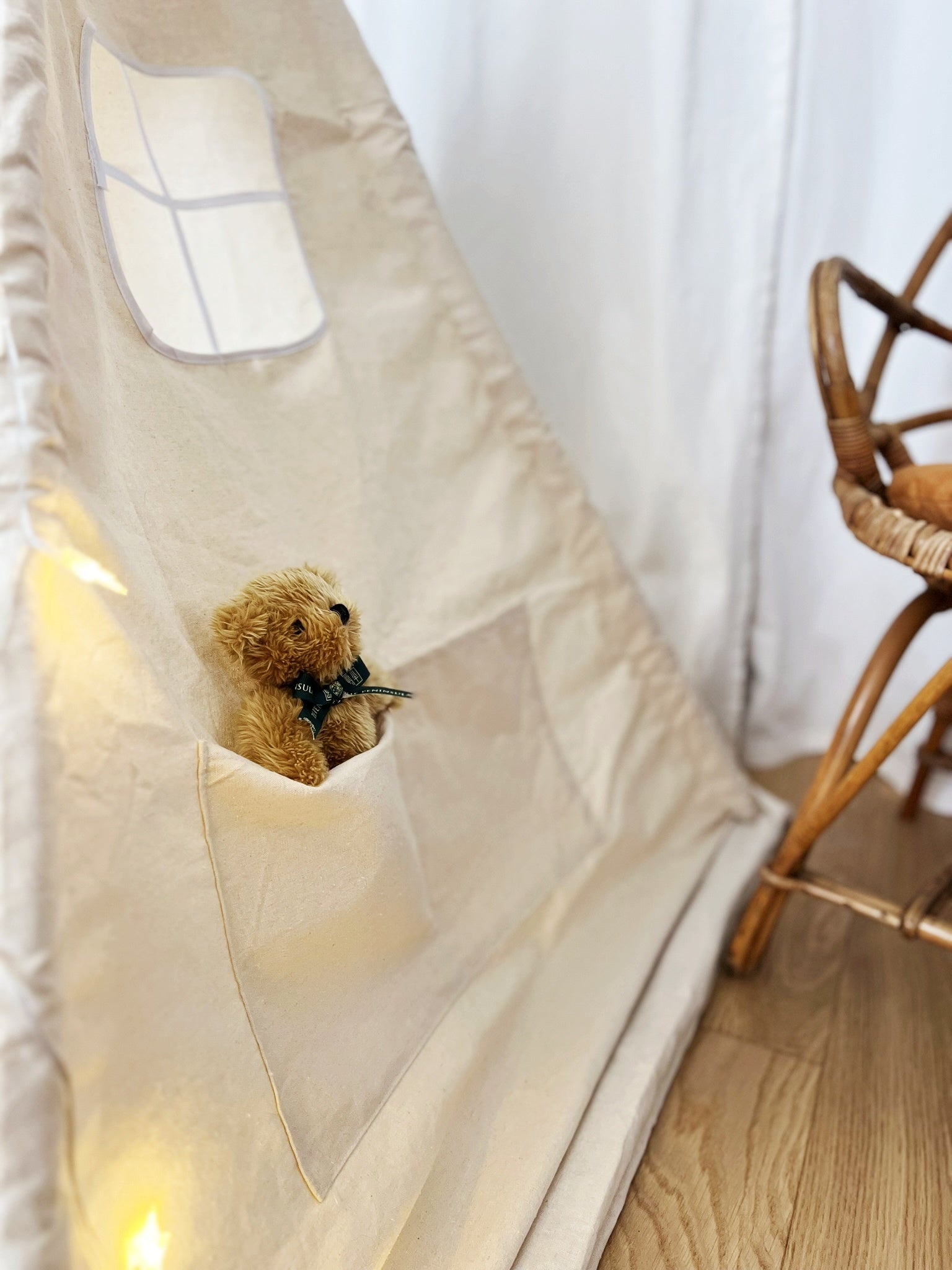 Tipi enfant avec tapis avec guirlandes