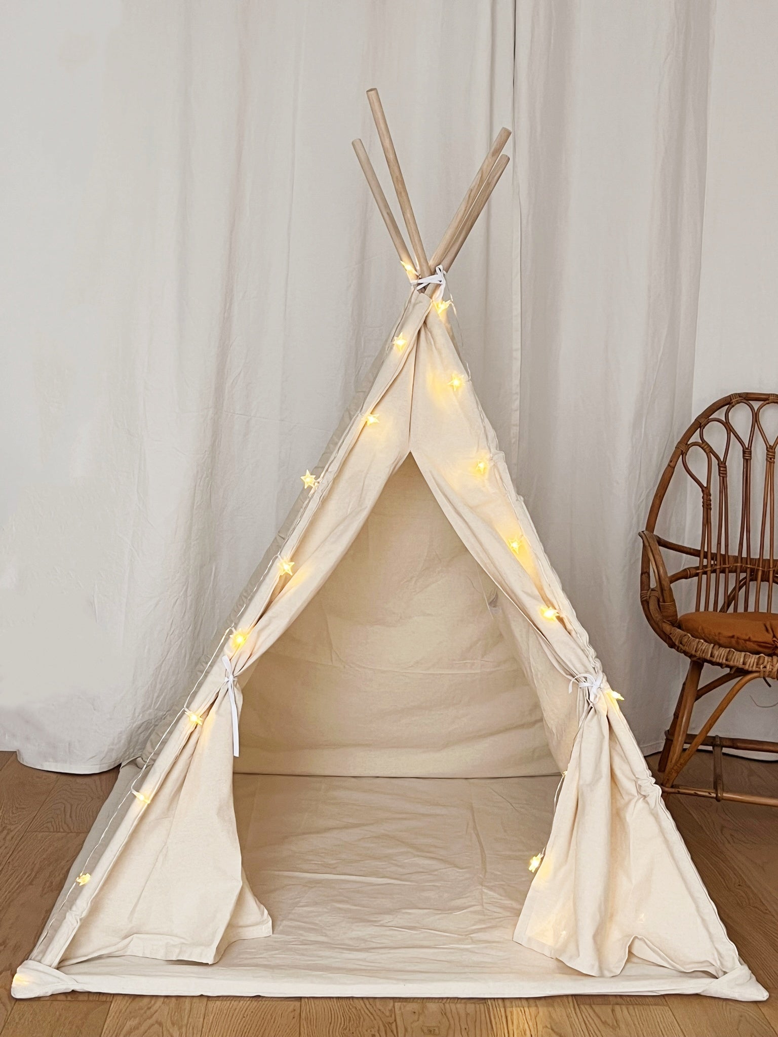 Tipi enfant avec tapis avec guirlandes