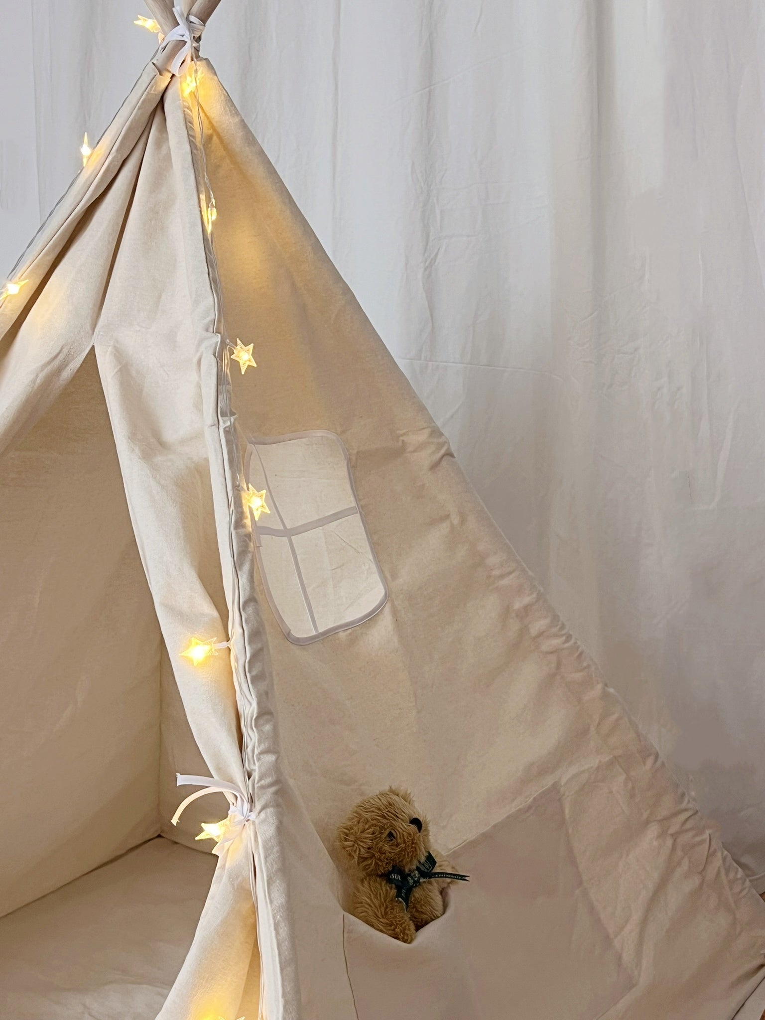 Tipi enfant avec tapis avec guirlandes