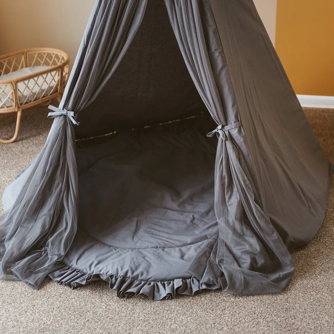 Tapis de jeux avec bordure à volants en gris