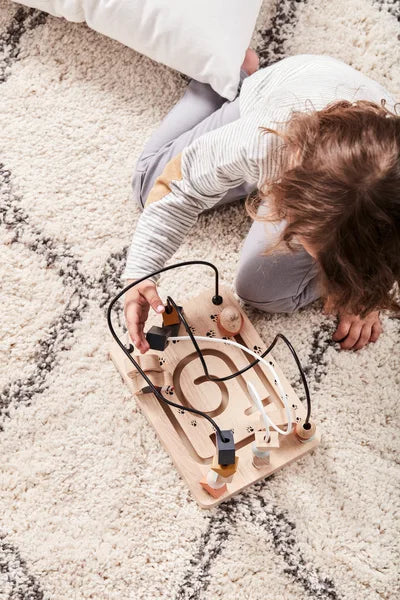 Principe de la pédagogie Freinet : petite fille jouant sur un tapis