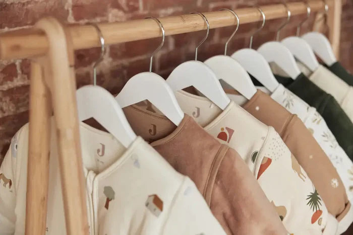 Ensemble de gigoteuses/turbulettes positionnées sur une porte vetements | Babykare.fr