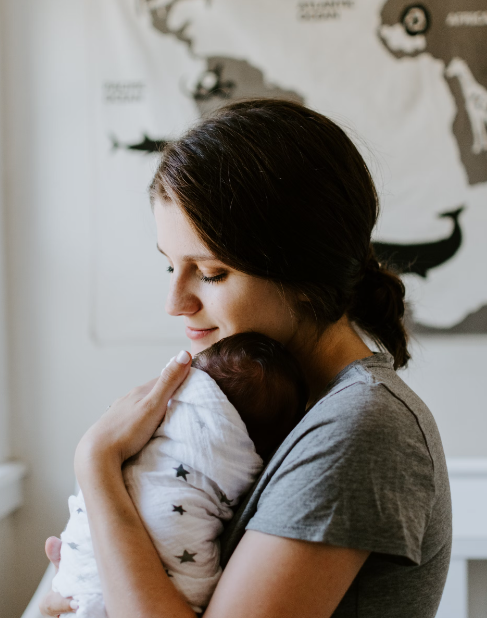 Photo d'un enfant dans les bras de sa mère - Babykare.fr