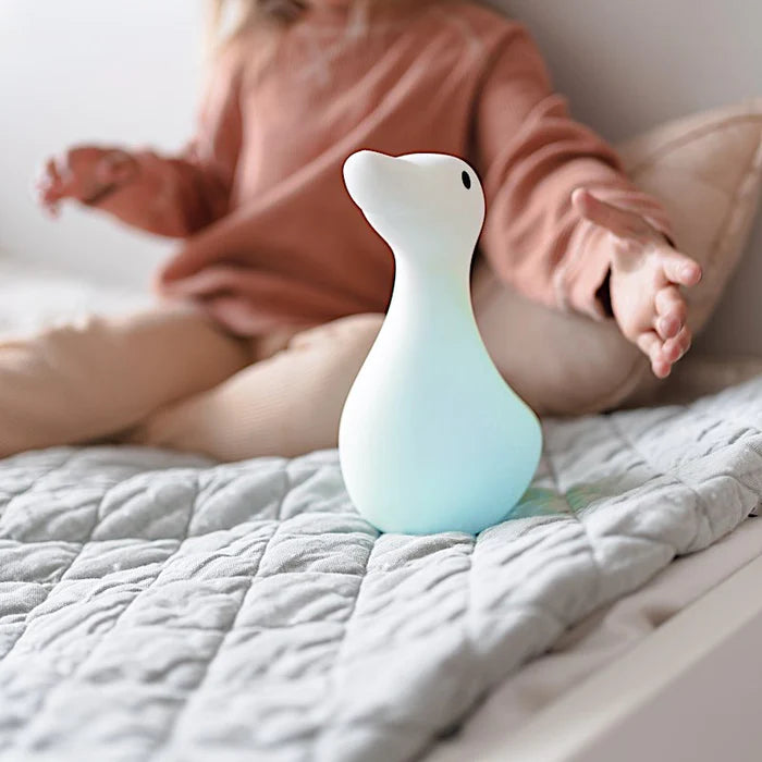 Lampe en forme d'oie positionnée sur le lit | Babykare.fr