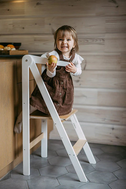À partir de quel âge un enfant peut-il commencer à utiliser une tour Montessori ?