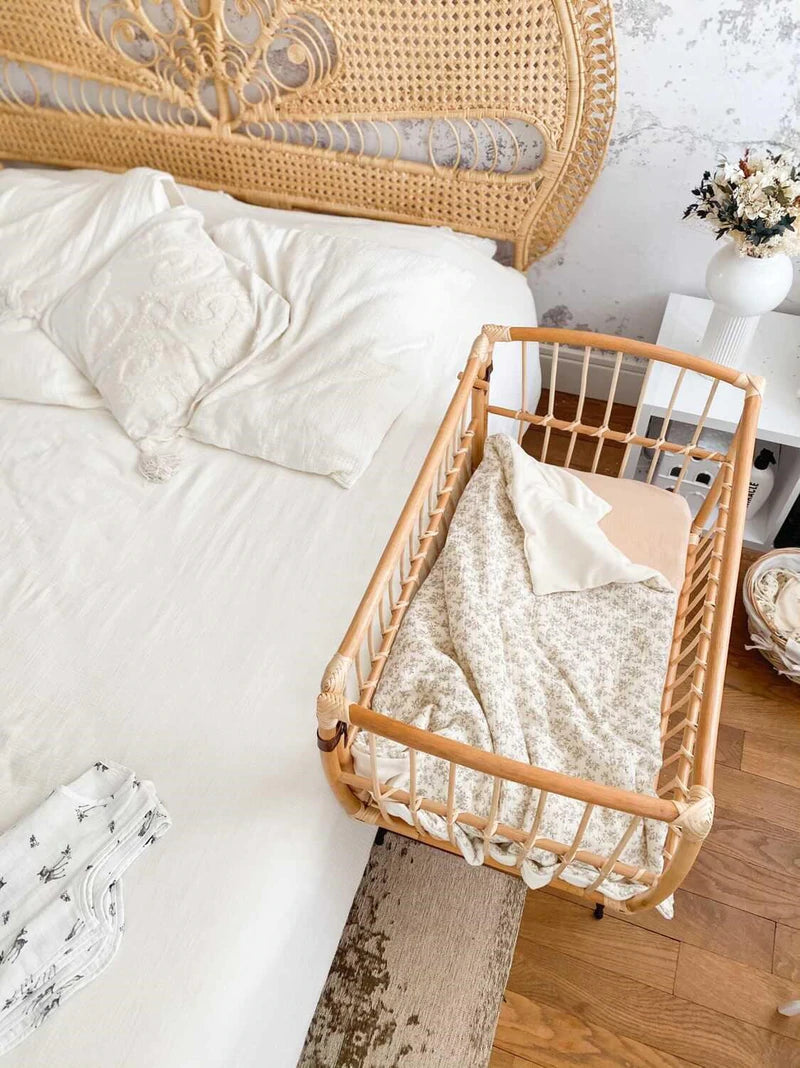 Un exemple parfait d'un berceau cododo pratique, confortable et sécurisant. Un côté s'abaisse et permet à la maman d'allaiter bébé sans sortir du lit la nuit. Babykare.fr
