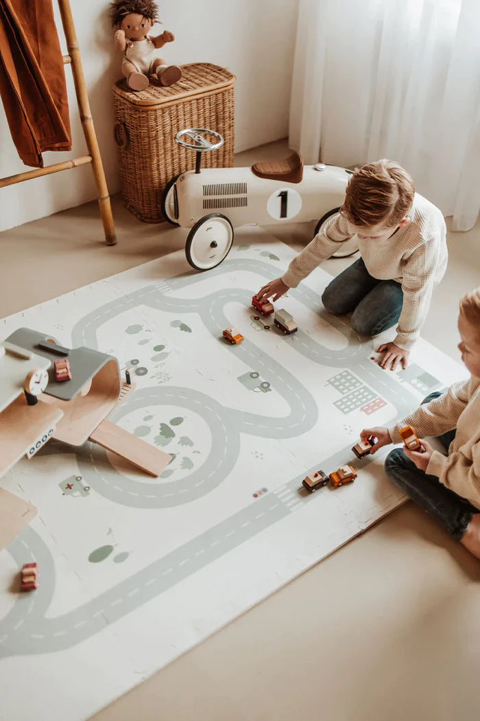 Enfants jouant un tapis de jeu avec un motif route | Babykare.fr