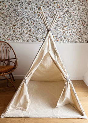 Tipi enfant avec tapis avec guirlandes