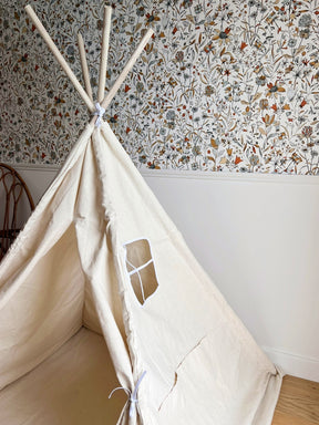 Tipi enfant avec tapis avec guirlandes