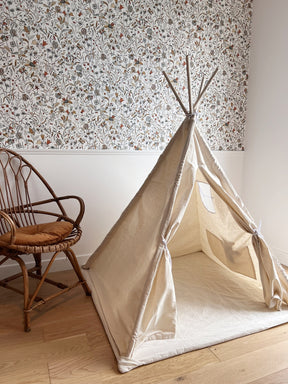 Tipi enfant avec tapis avec guirlandes