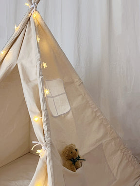Tipi enfant avec tapis avec guirlandes
