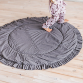 Tapis de jeux avec bordure à volants en gris