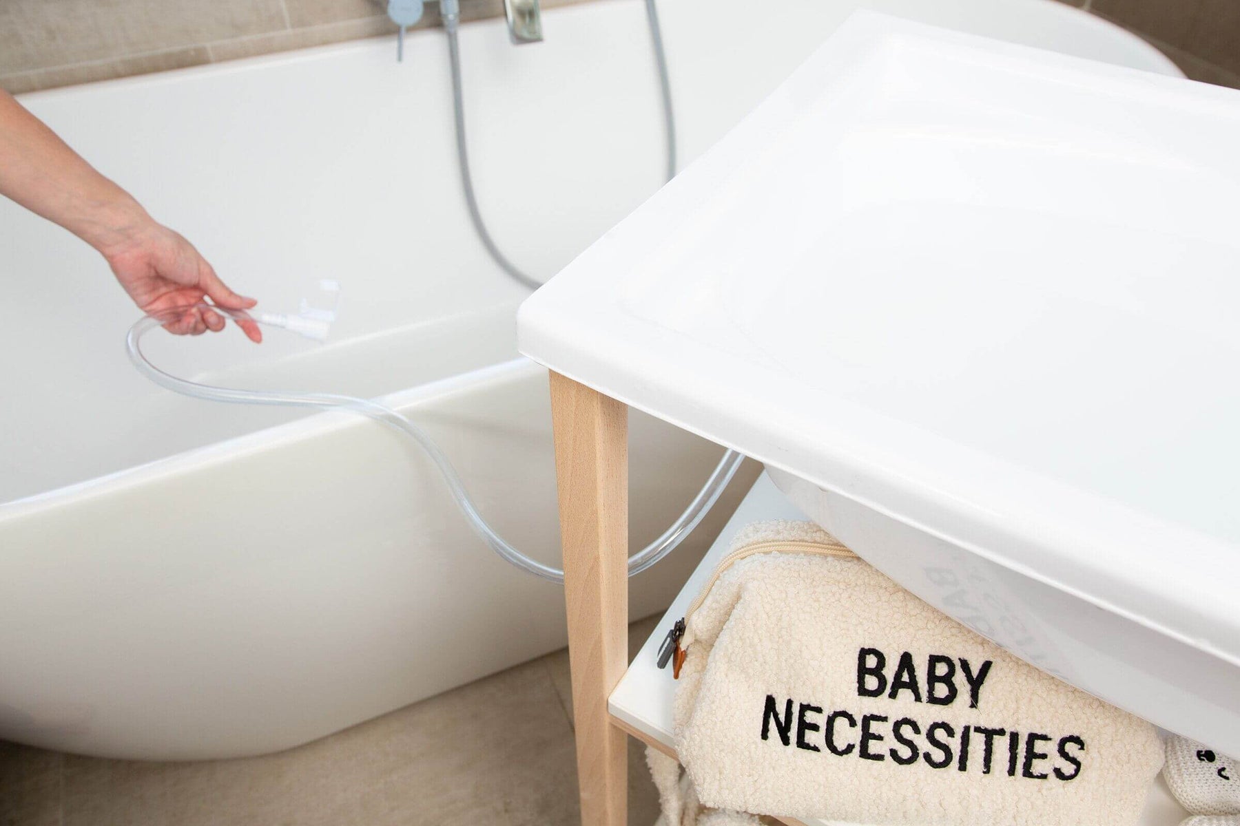 Table à langer et baignoire bébé gigogne sur roues Childhome - Changing Tables par Childhome