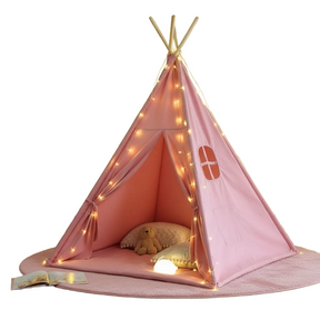 Tipi enfant avec tapis avec guirlandes