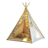 Tipi enfant avec tapis avec guirlandes